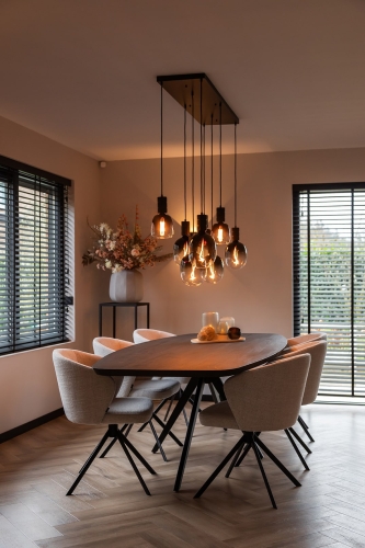 binnenkijken bij Linda, van Instagramaccount @stulpjeopdeveluwe. Met deens ovale eettafel en beige eetkamerstoelen. Met sfeervolle glazen hanglamp.