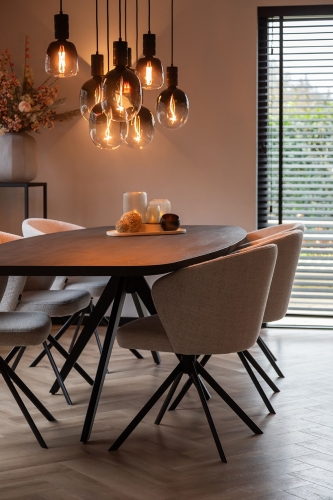 binnenkijken bij Linda, van Instagramaccount @stulpjeopdeveluwe. Met deens ovale eettafel en beige eetkamerstoelen. Met sfeervolle glazen hanglamp.
