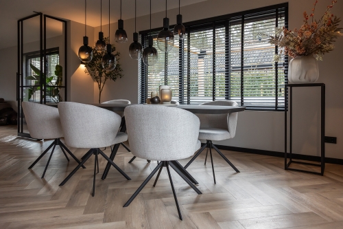 binnenkijken bij Linda, van Instagramaccount @stulpjeopdeveluwe. Met deens ovale eettafel en beige eetkamerstoelen.