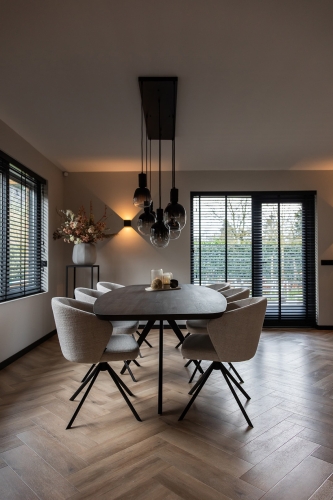 binnenkijken bij Linda, van Instagramaccount @stulpjeopdeveluwe. Met deens ovale eettafel en beige eetkamerstoelen.