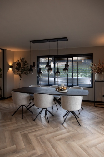 binnenkijken bij Linda, van Instagramaccount @stulpjeopdeveluwe. Met deens ovale eettafel en beige eetkamerstoelen.