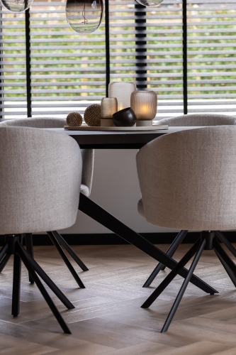 binnenkijken bij Linda, van Instagramaccount @stulpjeopdeveluwe. Met deens ovale eettafel en beige eetkamerstoelen.