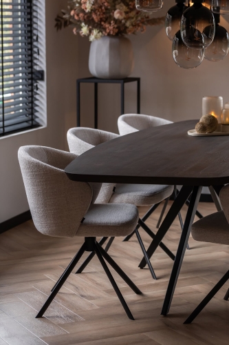 binnenkijken bij Linda, van Instagramaccount @stulpjeopdeveluwe. Met deens ovale eettafel en beige eetkamerstoelen.