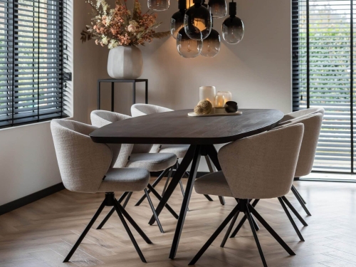 binnenkijken bij Linda, van Instagramaccount @stulpjeopdeveluwe. Met deens ovale eettafel en beige eetkamerstoelen. Met sfeervolle glazen hanglamp.