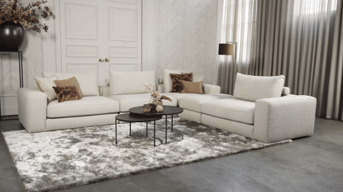 Beige bank met verschillende elementen en een sfeervolle rood / roze interieurstyling.