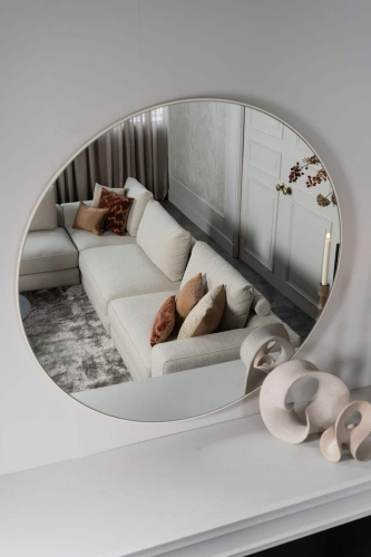Beige bank met verschillende elementen en een sfeervolle rood / roze interieurstyling.